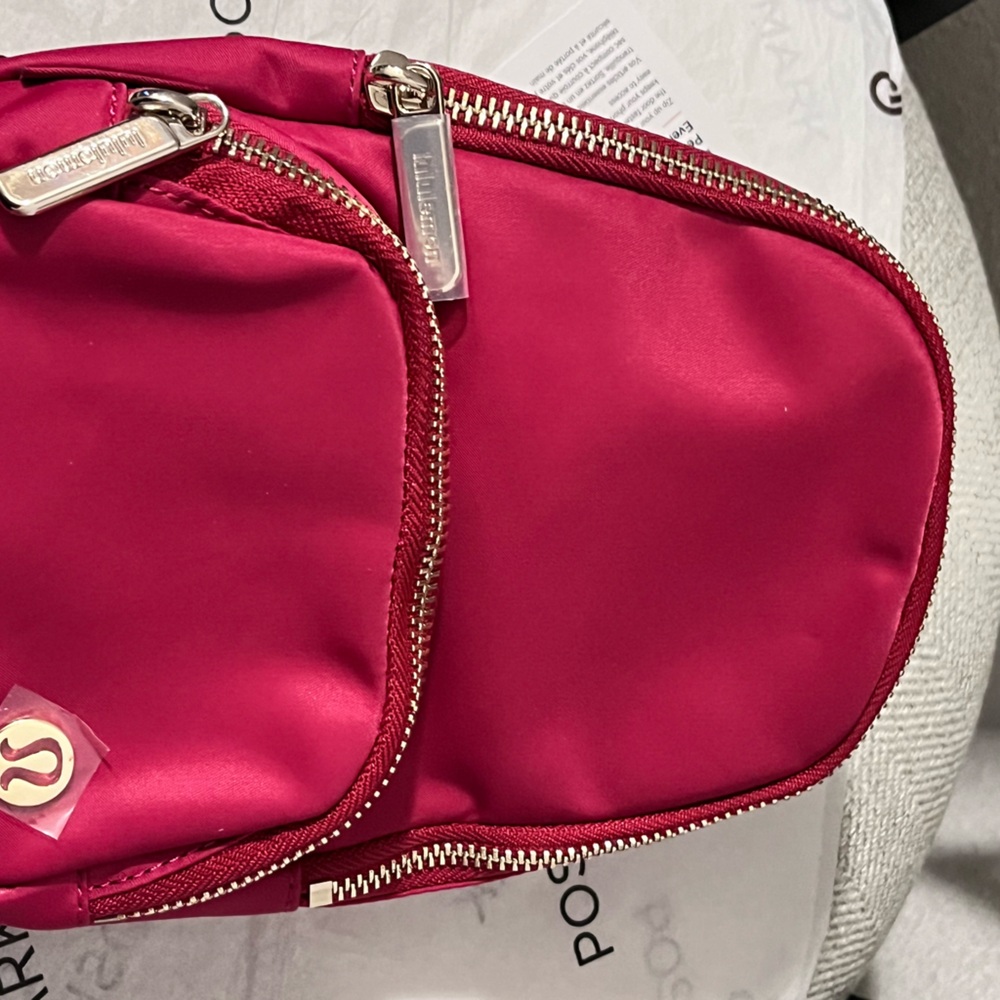 LULULEMON NWT AUTHENTIC EVERYWHERE BERRY RUMLE COLOUR SLING SMALL BAG - Picture 12 of 17